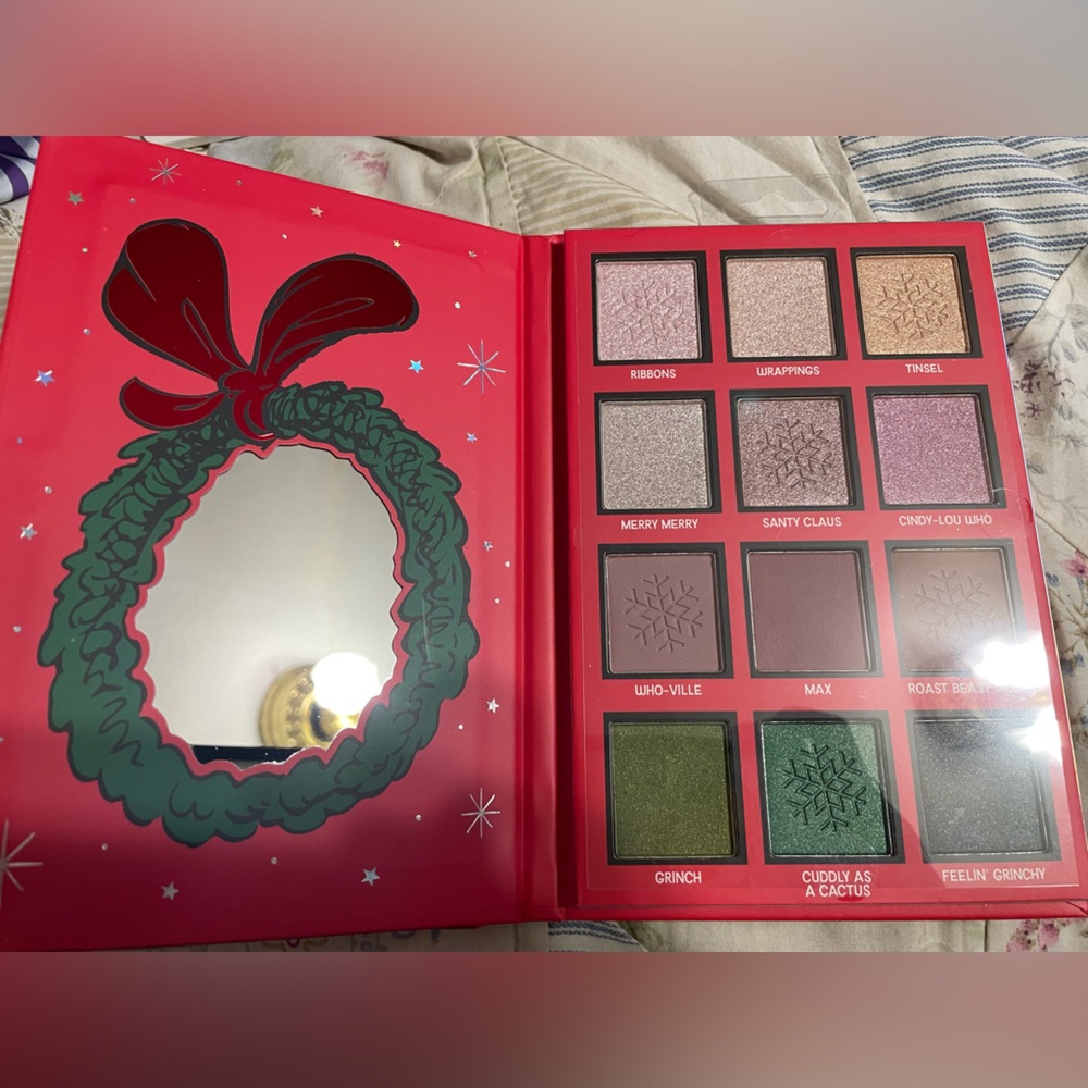 Grinch eyeshadow palletts - Picture 2 of 3